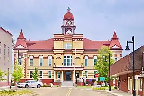 Das Gibson County Courthouse in Trenton, gelistet im NRHP mit der Nr. 76001777