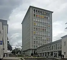 Treppenstraße mit EAM-Hochhaus in Kassel, 1953