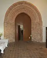 Spitzbogiges Stufenportal in der Turmhalle