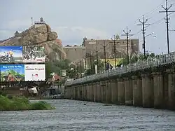 Blick auf Tiruchirappalli und das Rock Fort, im Vordergrund der Kaveri-Fluss