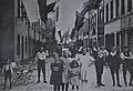 Kinder in der anlässlich Fronleichnam geschmückten Medardstraße (1926)