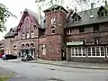 Empfangsgebäude (nicht mehr in Gebrauch) von der Straße her gesehen