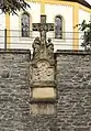 Wegekreuz mit Kreuzigungsgruppe und Pietàrelief