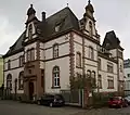 Trier, Maximinstraße 18, ehemalige Offiziersspeiseanstalt; aufwändig gestalteter Neurenaissancebau in Ecklage, akzentuiert durch dreigeschossigen Turm mit Walmdach, 1901