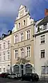 Trier, Weberbach 57, Zeilenwohn- und Geschäftshaus nach spätmittelalterlichem Vorbild und mit aufwändigem Neurenaissance-Giebel, 1902/03, Architekt Joseph Mendgen