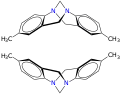 Enantiomere der Trögerschen Base mit je zwei blau markierten Brückenkopfatomen (Stickstoffatome)