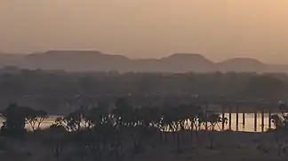 Blick über den Fluss Niger auf die Trois Sœurs bei Sonnenuntergang