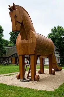 Trojanisches Pferdvor dem Heinrich-Schliemann-Museum in Ankershagen