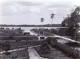 Schleuse und Anlegestelle von Mariënburg am Commewijne, 1904–1921