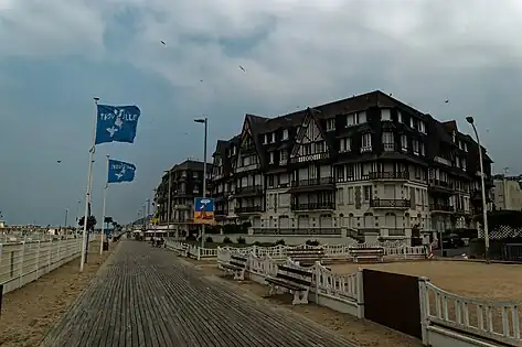 Das Logo der Stadt,hier auf Fahnen an der Promenade