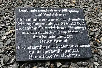 Gedenktafel für die verstorbenen Flüchtlinge auf dem ehemaligen Friedhof des Stalag IX A Ziegenhain und heutigen Gemeindefriedhof