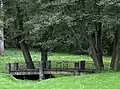 Wiederhergestellte Brücke im Park