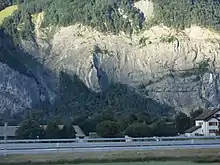 Festungswand Tschingel (Ellstein) mit Scharten, Blick von Autobahn
