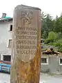 Romanische Gedenkinschrift am Duonna-Lupa-Brunnen in Tschlin; dt.: Im Gedenken an die tapfere Landsmännin von Tschlin Duonna Lupa, 18. Juli 1499