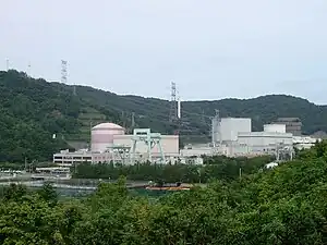 Kernkraftwerk Tsuruga (links und Mitte), rechts das Kernkraftwerk Fugen
