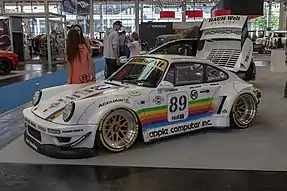 RWB Porsche 964 mit einer Tribut-Lackierung an einen Porsche 935 gesponsert von Apple, der 1980 Rennen fuhr