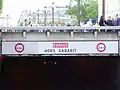 Die unfallträchtige Einfahrt zum Tunnel: 2 Spuren mit 2,40 m Höhenlimit, „Danger hors gabarit“ (dt. Gefahr für Übergröße), 2012
