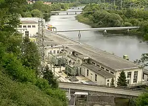 Turbinenhalle von Waldeck I mit Freiluftschaltanlage (rechts oben) am gegenüberliegenden Ufer der Eder