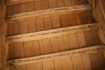 2. Etage; Ausschnitt aus der Decke der Turmbibliothek:Drei lateinische Bibelzitate, im Auftrag Montaignes in die Querbalken gebrannt