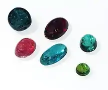 Turmalin in verschiedenen Farben als Cabochon geschliffen