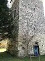 Ostwand mit ursprünglichem Eingang auf 6 Meter Höhe (heute vergittert)