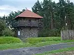 Wp 4/49 von Nordwest, mit rekonstruiertem Palisadenstück, Wall und Graben im Vordergrund