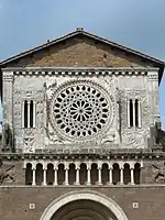 Tuscania, San Pietro, Westfassade um 1200; innen 12, außen 26 Speichen