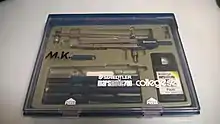 Tusche-Zeichenset STAEDTLER marsmatic700 aus dem Jahre 1990 mit Tuschezeichnern in den Strichstärken 0,70 mm, 0,50 mm und 0,35 mm sowie einem Zirkel und Zubehör.