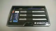 Tuschezeichenset STAEDTLER mars professional mit Tuschezeichner in den Strichstärken 0,70 mm, 0,50 mm und 0,35 mm. sowie einem Druckbleistift STAEDTLER mars micro 0,50 mm aus dem Jahre 2010.
