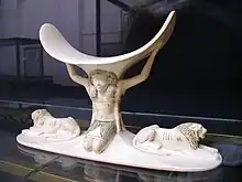 Kopfstütze aus Elfenbein mit dem Gott Schu und dem Doppellöwen Ruti, Ägyptisches Museum Kairo (JE 62020)