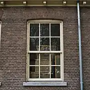 Kleinteiliges holländisches Vertikalschiebefenster