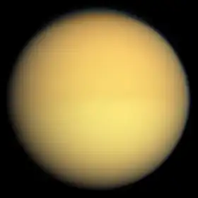 Titan im sichtbaren Licht, aufgenommen aus einer Entfernung von 174.000 km durch die Raumsonde Cassini, 2009
