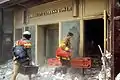 Zwei Rettungskräfte beim Betreten des Towers am 11. September 2001