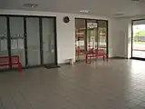 Warteraum mit Reisezentrum