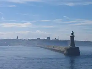 Blick vom Meer auf Leuchtturm, Burg und Kloster