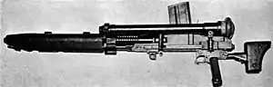 Ein schweres Bordmaschinengewehr Typ 97 mit Zielfernrohr und Panzerblende.