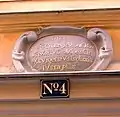 Weiteres Beispiel einer Supraporte-Kartusche: Tyska Skolgränd in Stockholm