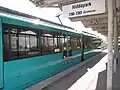 Die Bahnsteige sind noch nicht auf die Standardhöhe 80 cm gebracht.