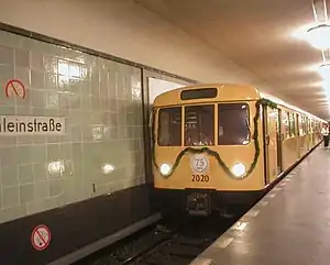 D57-Zug im U-Bahnhof Schönleinstraße zum 75-jährigen Bestehen der U8
