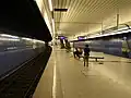 Bahnsteigebene 2018 mit dem Kunstwerk aus Blech rechts