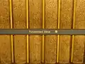 Stationsname an den Hintergleiswänden