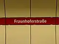 Stationsname an den Bahnsteigwänden