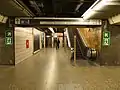 Aufgang und Lift von der Bahnsteigebene zum Verteilergeschoss