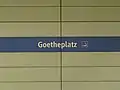 Stationsname an den Hintergleiswänden