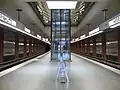 Aufzug sowie die ab- und zunehmenden Spiegelflächen