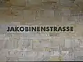 Stationsname an den Bahnsteigwänden