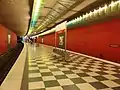 Bahnsteigebene mit 2 Lichtbändern an der Decke