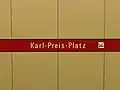 Stationsname an den Hintergleiswänden