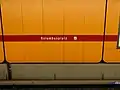 Stationsname an den Bahnsteigwänden