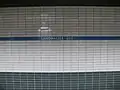 Stationsname an den Bahnsteigwänden